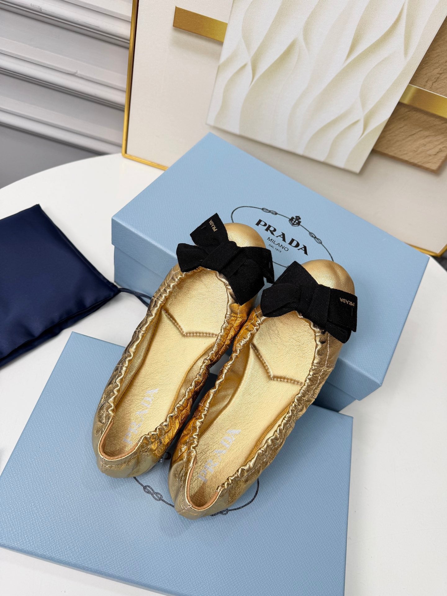 БАЛЕТКИ PRADA 26S ЗІ ШКІРИ ТЕЛЯТИ З БАНТОМ ЗОЛОТОГО КОЛЬОРУ