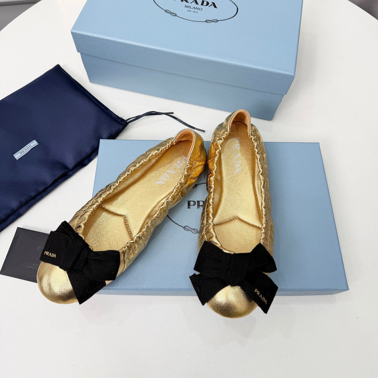 БАЛЕТКИ PRADA 26S ЗІ ШКІРИ ТЕЛЯТИ З БАНТОМ ЗОЛОТОГО КОЛЬОРУ
