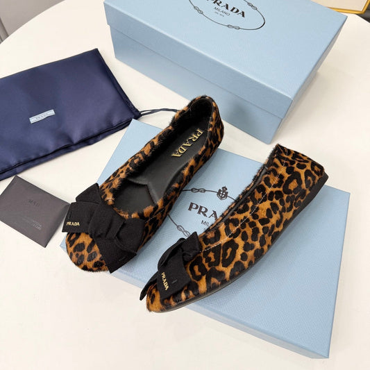 БАЛЕТКИ PRADA 26S ЗІ ШКІРИ ПОНІ З КОРИЧНЕВИМ ЛЕОПАРДОВИМ ПРИНТОМ ТА БАНТОМ