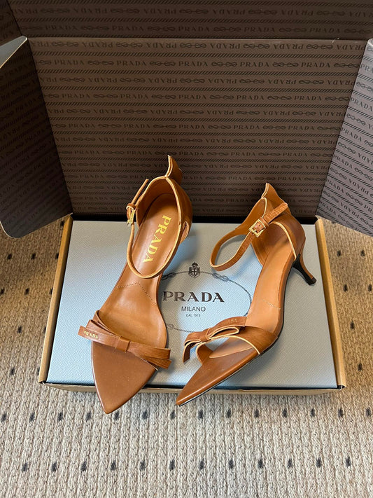 БОСОНІЖКИ PRADA 26S НА ВИСОКИХ ПІДБОРАХ З ЗАГОСТРЕНИМ НОСКОМ ТА РЕМІНЦЯМИ, 60 ММ, З ТЕЛЯЧОЇ ШКІРИ КОЛЬОРУ КАРАМЕЛІ