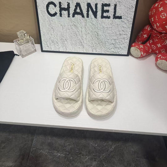 ШКІРЯНІ САНДАЛІ-СЛІДЕРИ CHANEL 26S QUILTED З БІЛОЇ ТЕЛЯЧОЇ ШКІРИ
