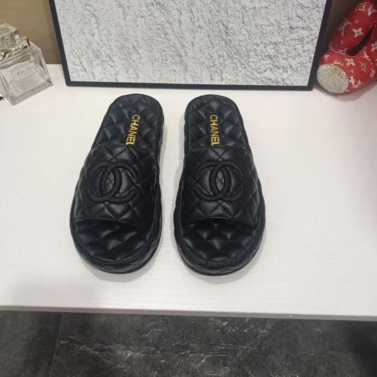 ШКІРЯНІ ШЛЬОПАНЦІ CHANEL 26S QUILTED ІЗ ЧОРНОЇ ТЕЛЯЧОЇ ШКІРИ