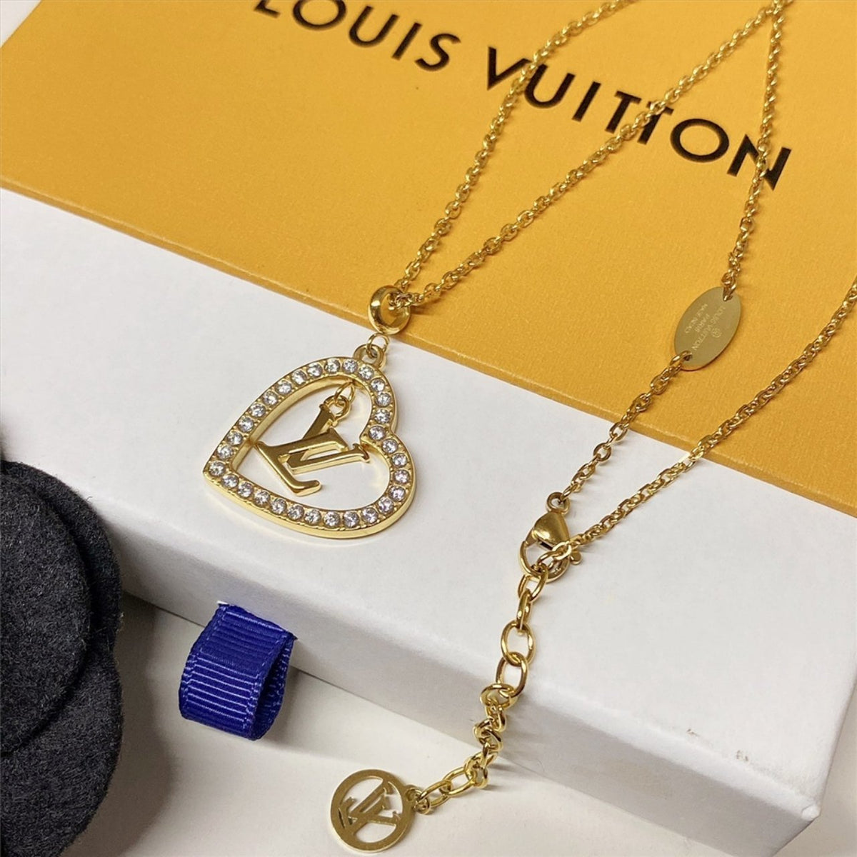 Louis Vuitton My LV Heart Necklace Gold M02389