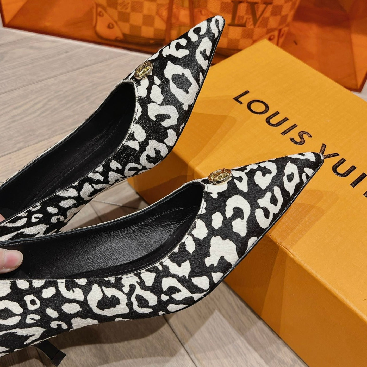 LV SINGLE LOW HEEL PUMP WHITE LEOPARD - 34