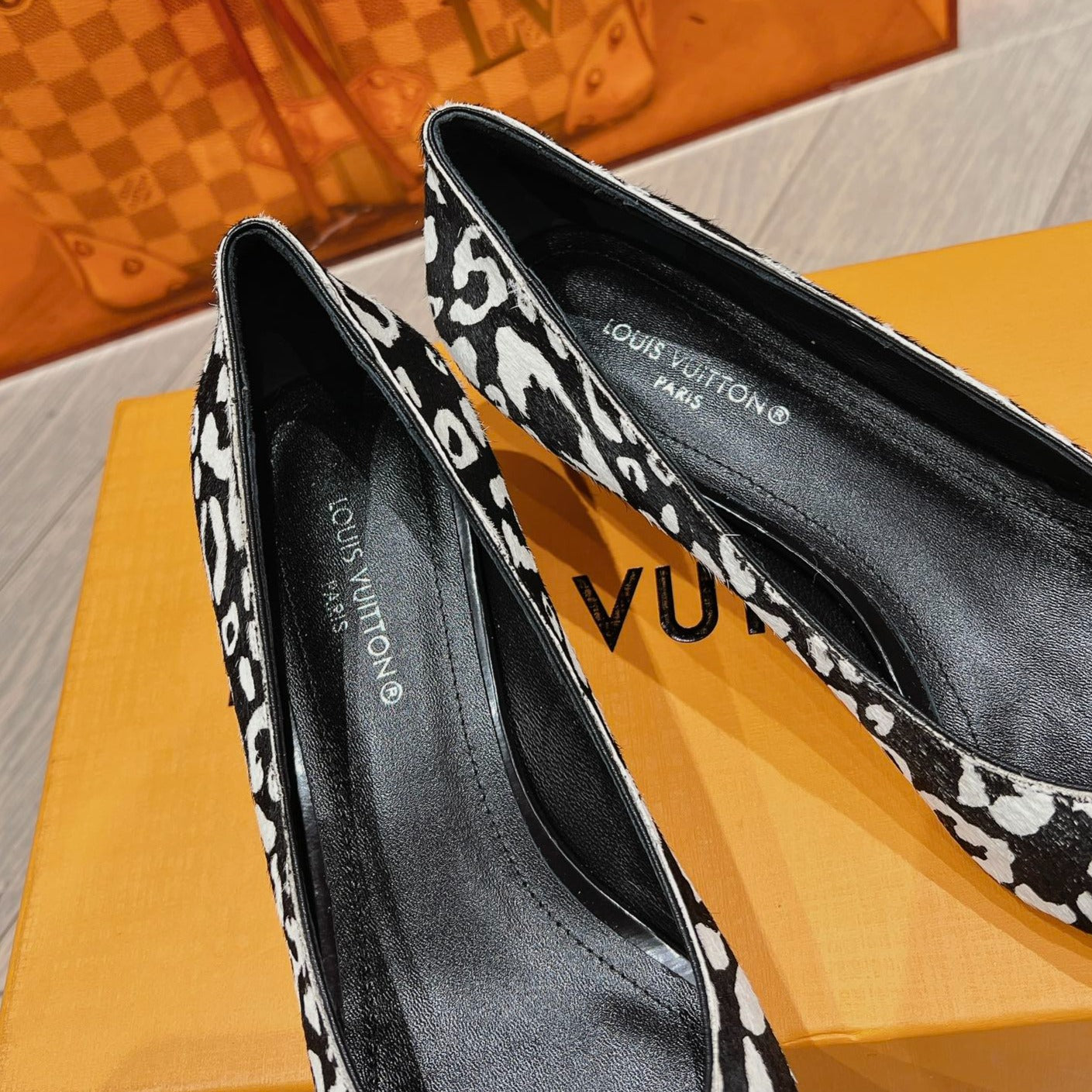 LV SINGLE LOW HEEL PUMP WHITE LEOPARD - 34
