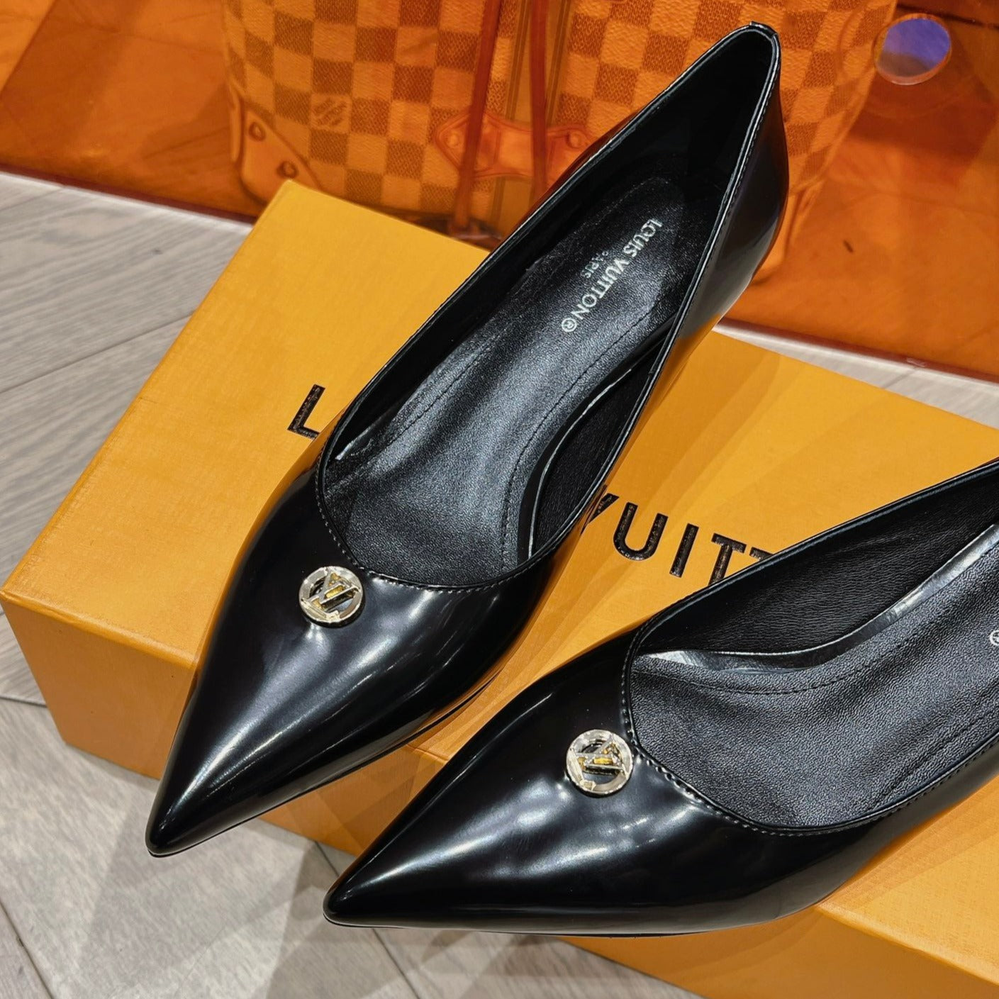 LV SINGLE LOW HEEL PUMP BLACK - 34