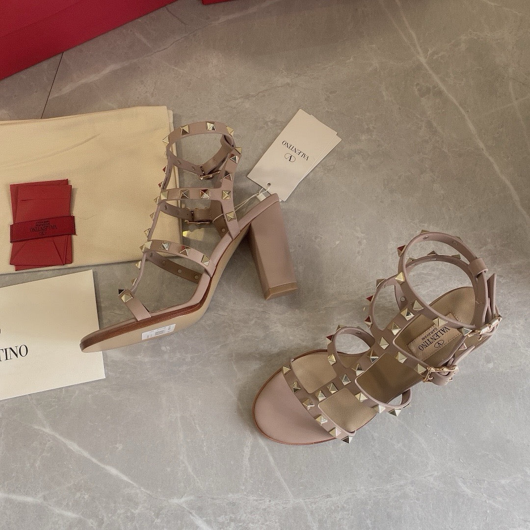 ROCKSTUD CALFSKIN ANKLE STRAP SANDAL 90 BEIGE - 35