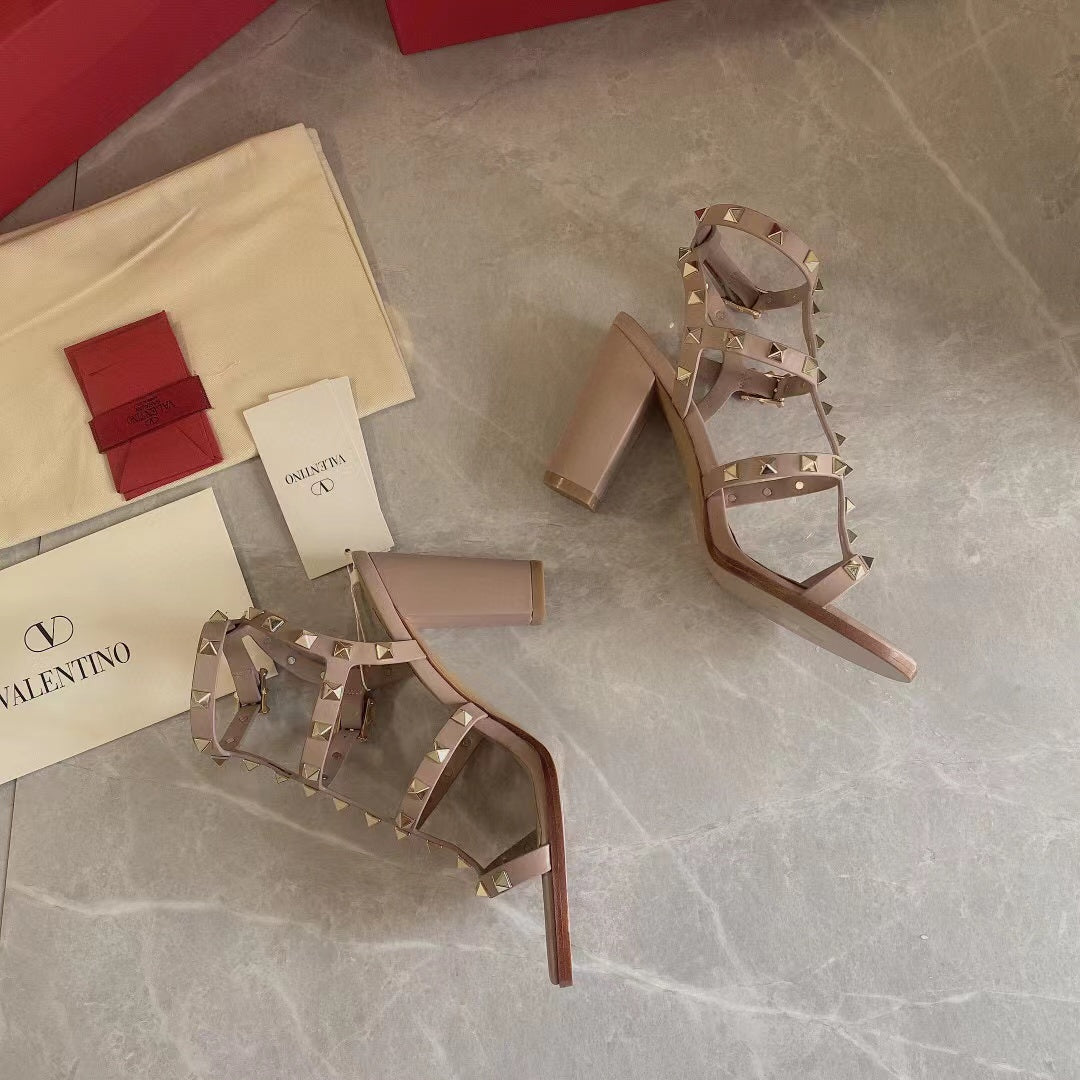 ROCKSTUD CALFSKIN ANKLE STRAP SANDAL 90 BEIGE - 35