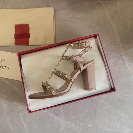 ROCKSTUD CALFSKIN ANKLE STRAP SANDAL 90 BEIGE - 35