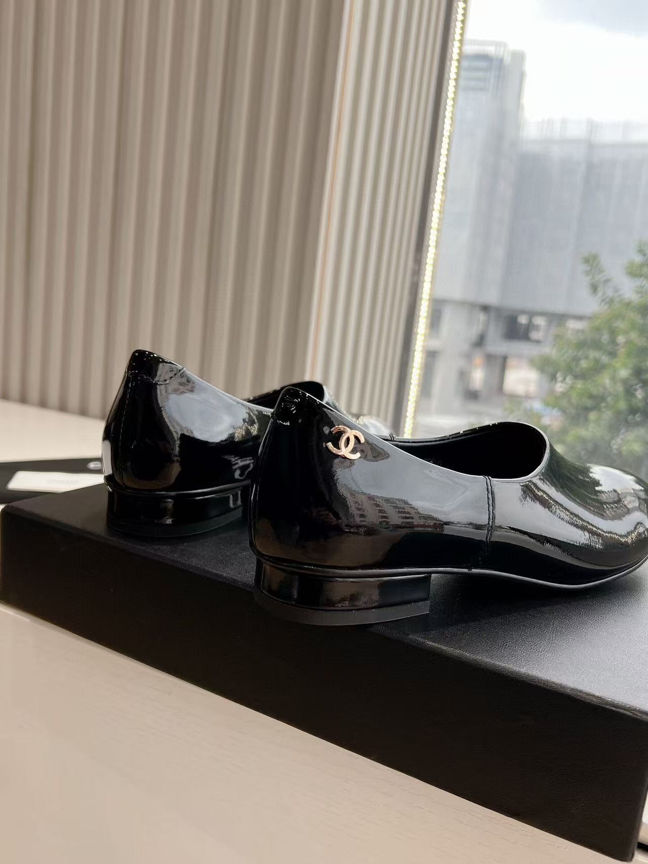 CC MOCCASINS BLACK PATENT CALFSKIN GHW - 35