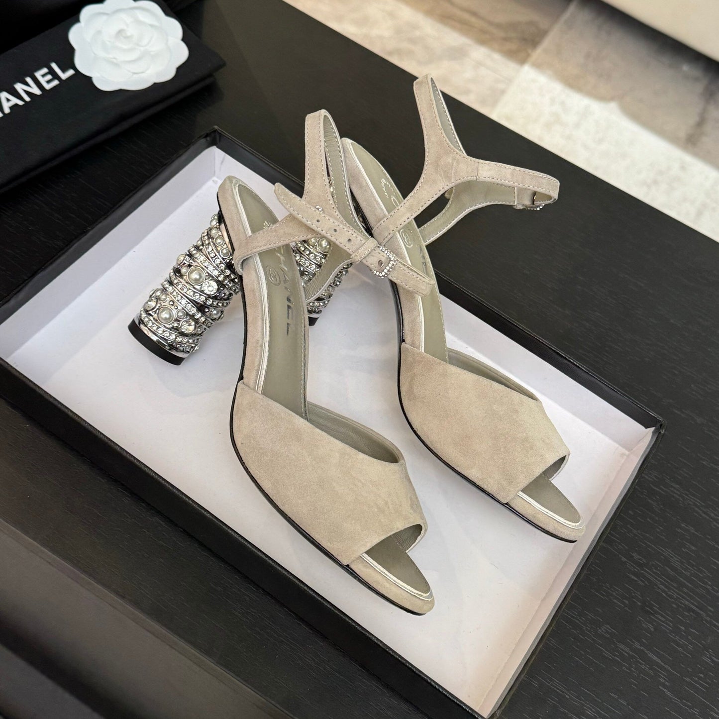 CC SUEDE KIDSKIN SANDAL IMITATION PEARLS GREY - 35