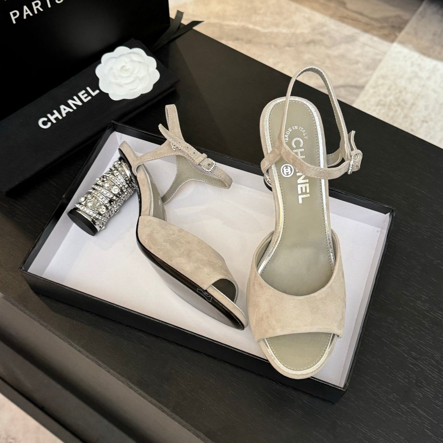 CC SUEDE KIDSKIN SANDAL IMITATION PEARLS GREY - 35