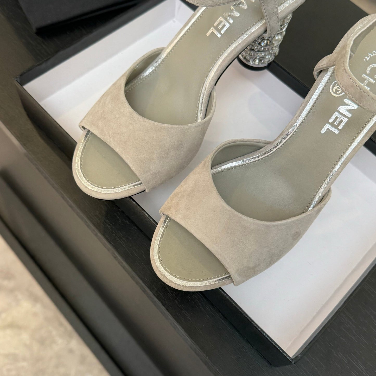 CC SUEDE KIDSKIN SANDAL IMITATION PEARLS GREY - 35