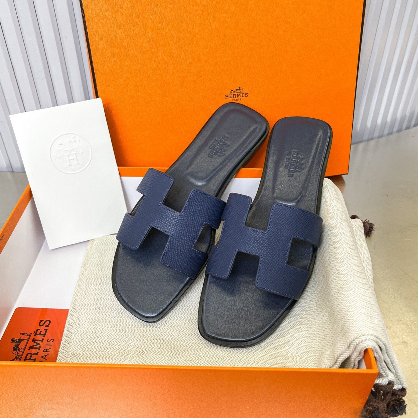 0RAN SANDAL IN DARK BLUE CALFSKIN - 35