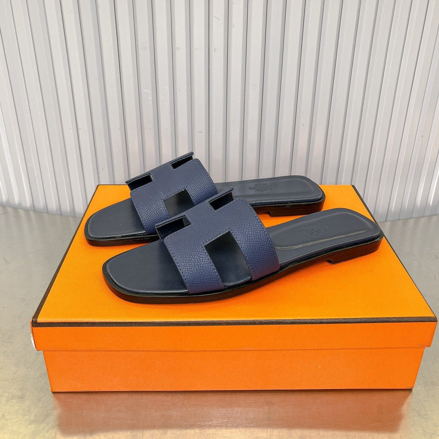 0RAN SANDAL IN DARK BLUE CALFSKIN - 35