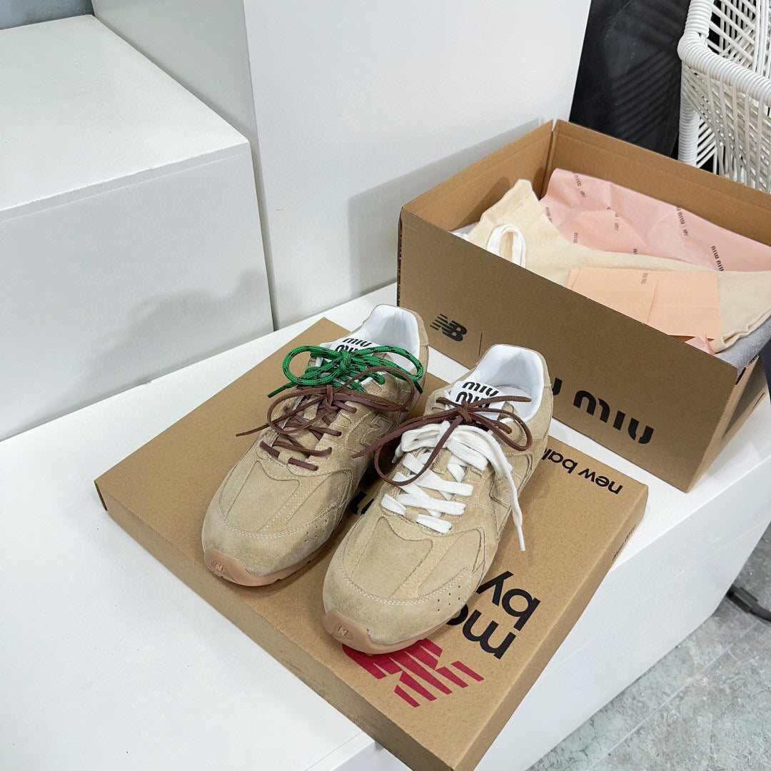 MIUxNEW 530 SNEAKER IN BROWN ECRU SUEDE - 35