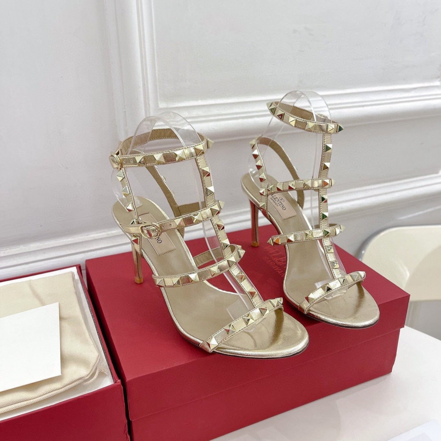ROCKSTUD 100 GOLD METALLIC CALFSKIN ANKLE STRAP HIGH SANDAL - 35