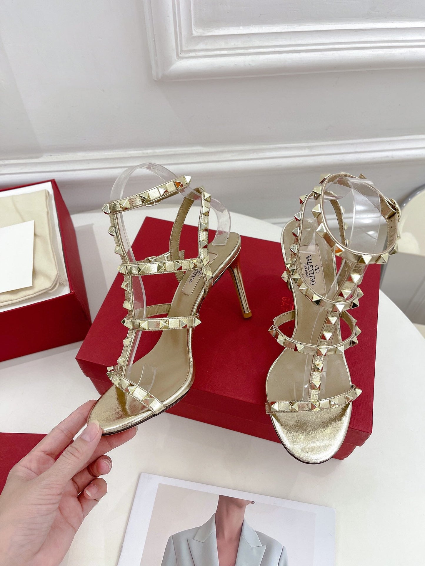 ROCKSTUD 100 GOLD METALLIC CALFSKIN ANKLE STRAP HIGH SANDAL - 35