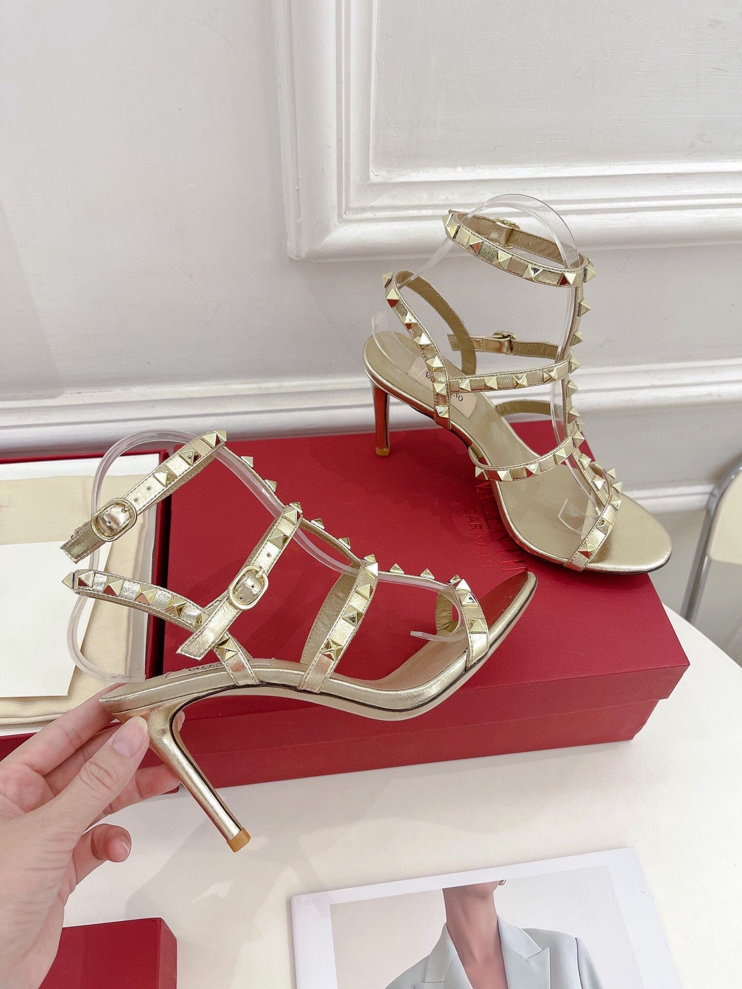 ROCKSTUD 100 GOLD METALLIC CALFSKIN ANKLE STRAP HIGH SANDAL - 35