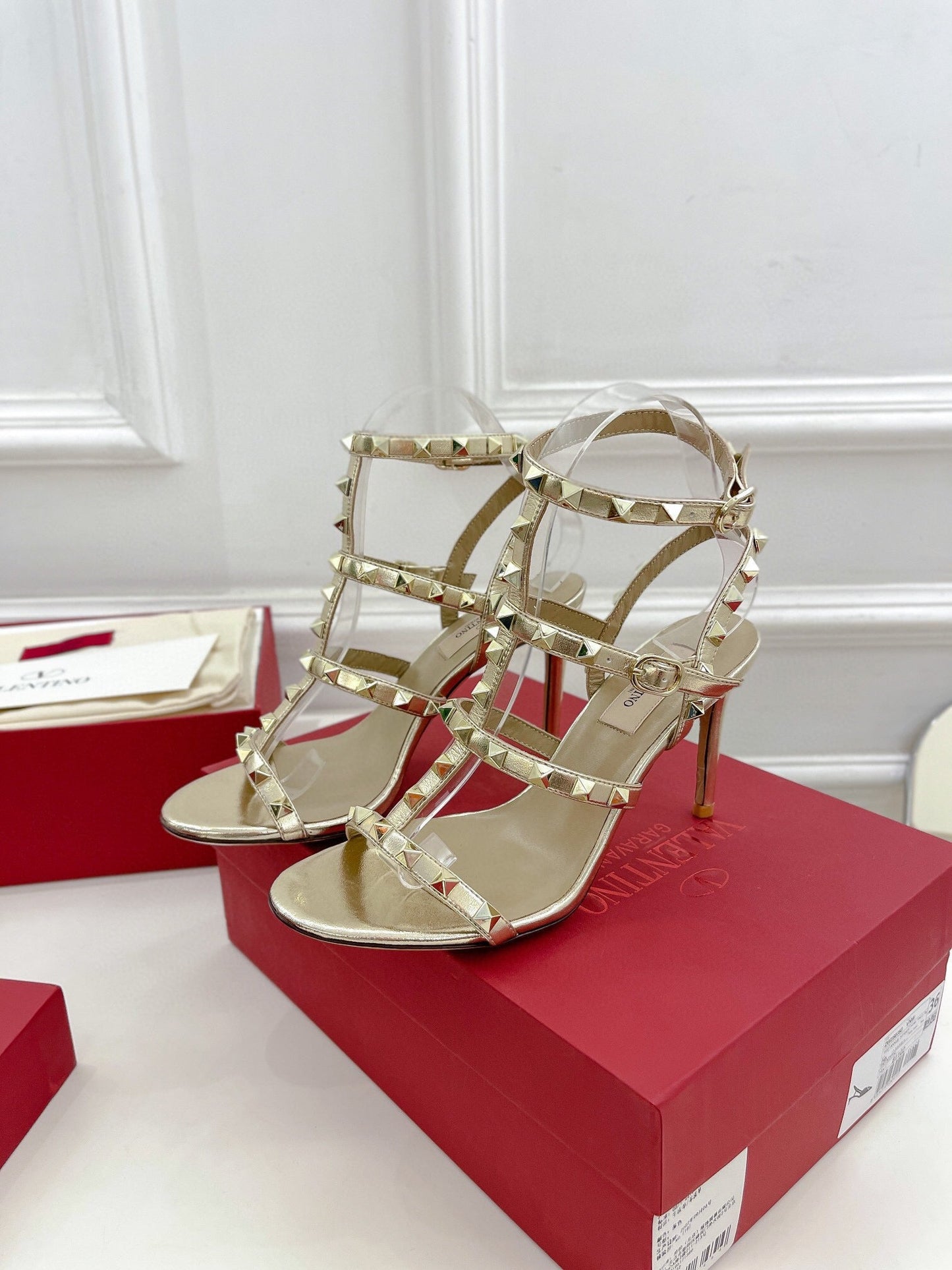 ROCKSTUD 100 GOLD METALLIC CALFSKIN ANKLE STRAP HIGH SANDAL - 35