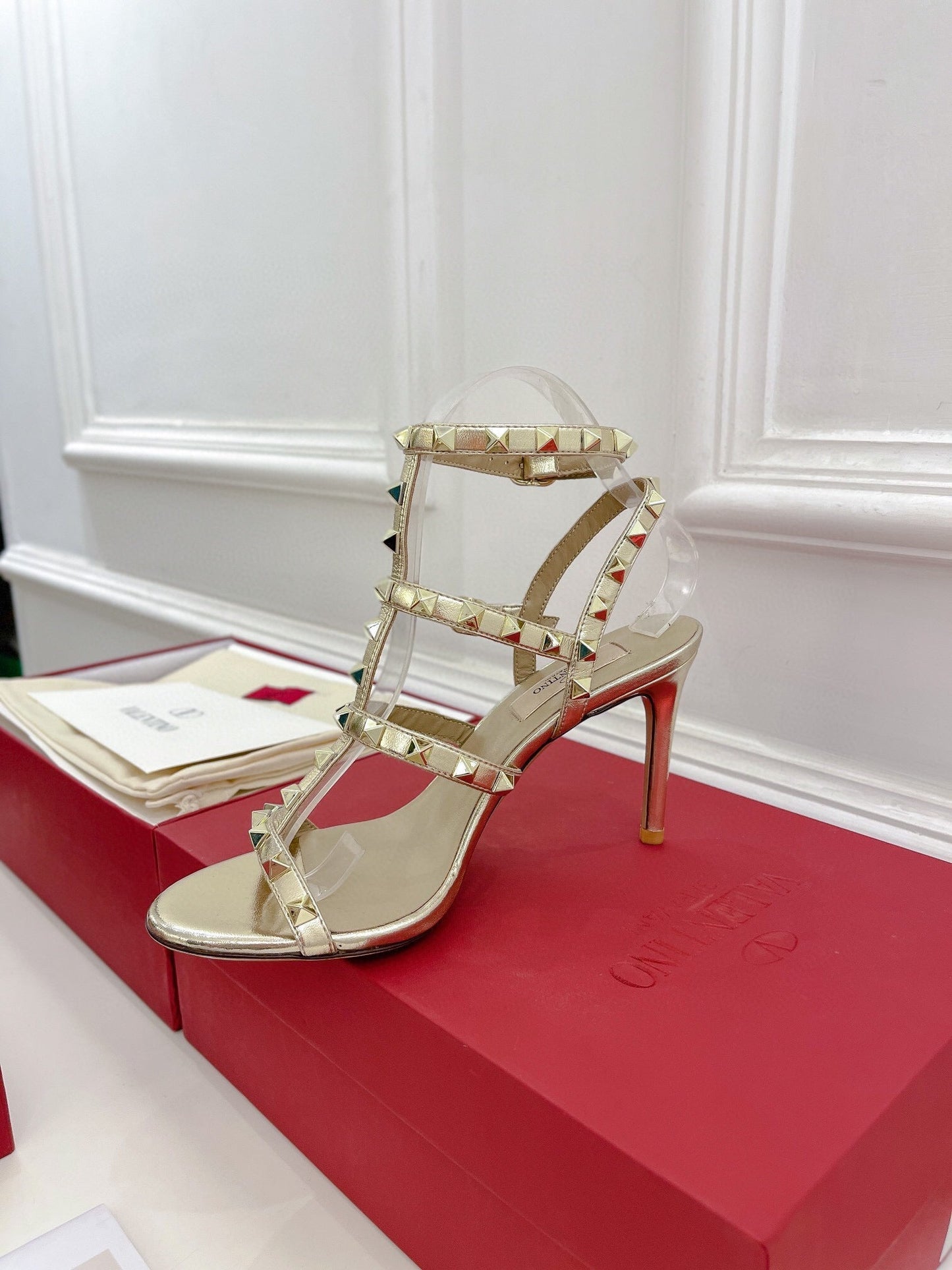 ROCKSTUD 100 GOLD METALLIC CALFSKIN ANKLE STRAP HIGH SANDAL - 35