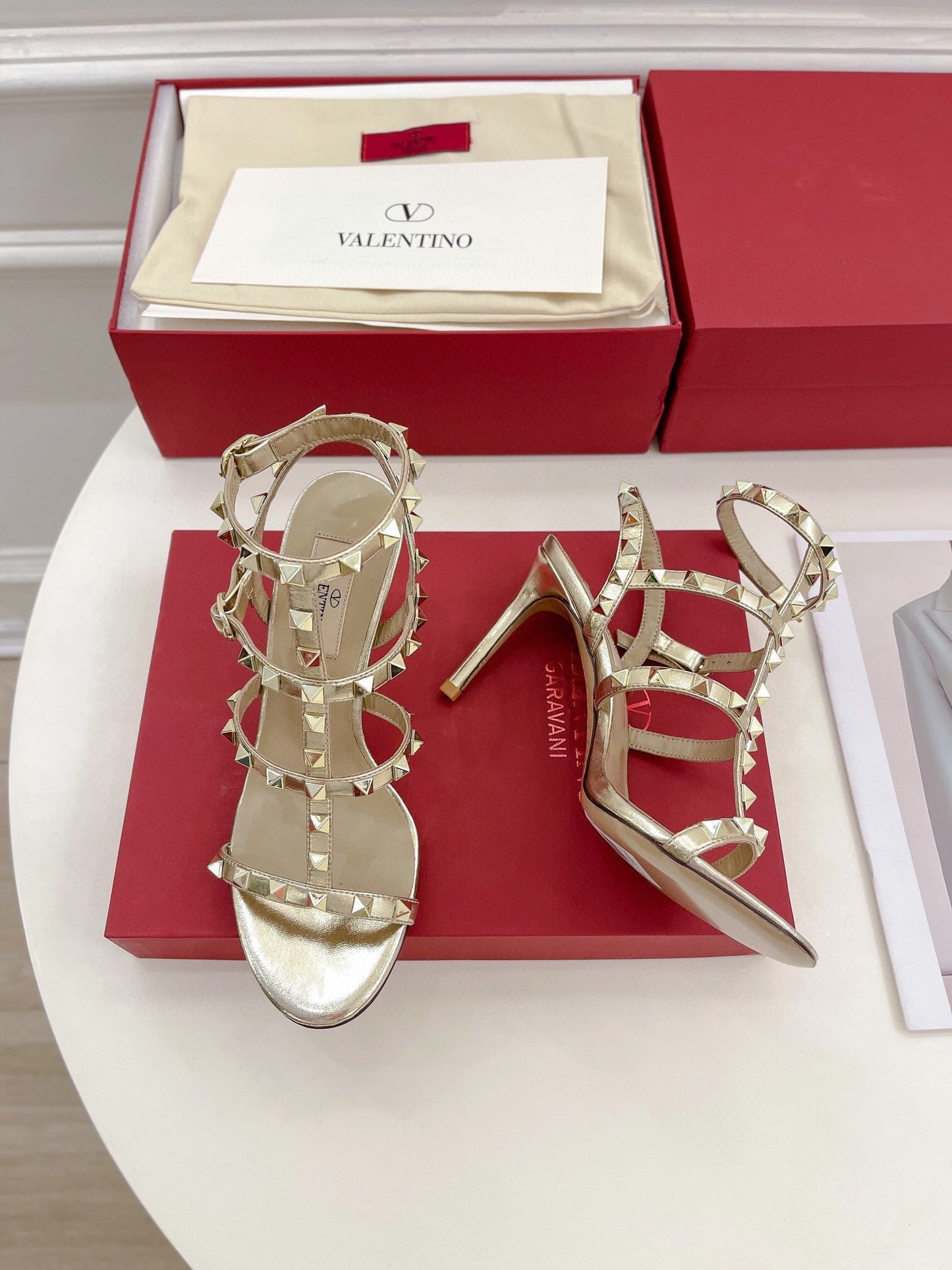 ROCKSTUD 100 GOLD METALLIC CALFSKIN ANKLE STRAP HIGH SANDAL - 35