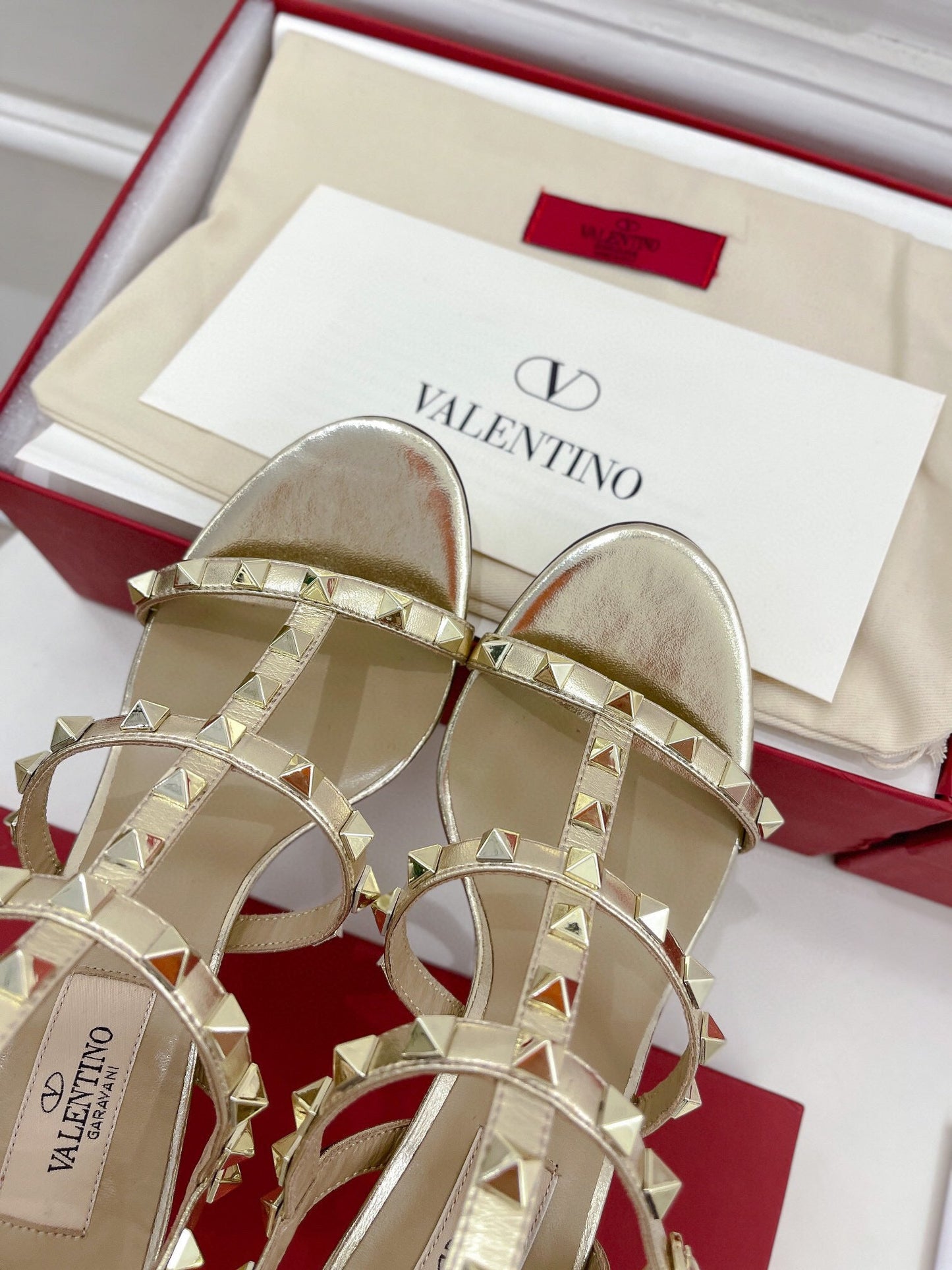 ROCKSTUD 100 GOLD METALLIC CALFSKIN ANKLE STRAP HIGH SANDAL - 35