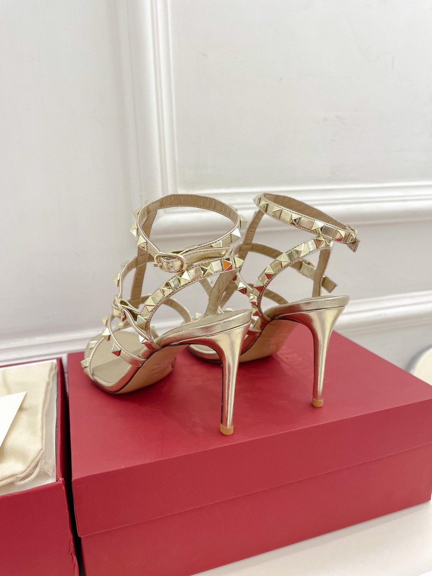 ROCKSTUD 100 GOLD METALLIC CALFSKIN ANKLE STRAP HIGH SANDAL - 35