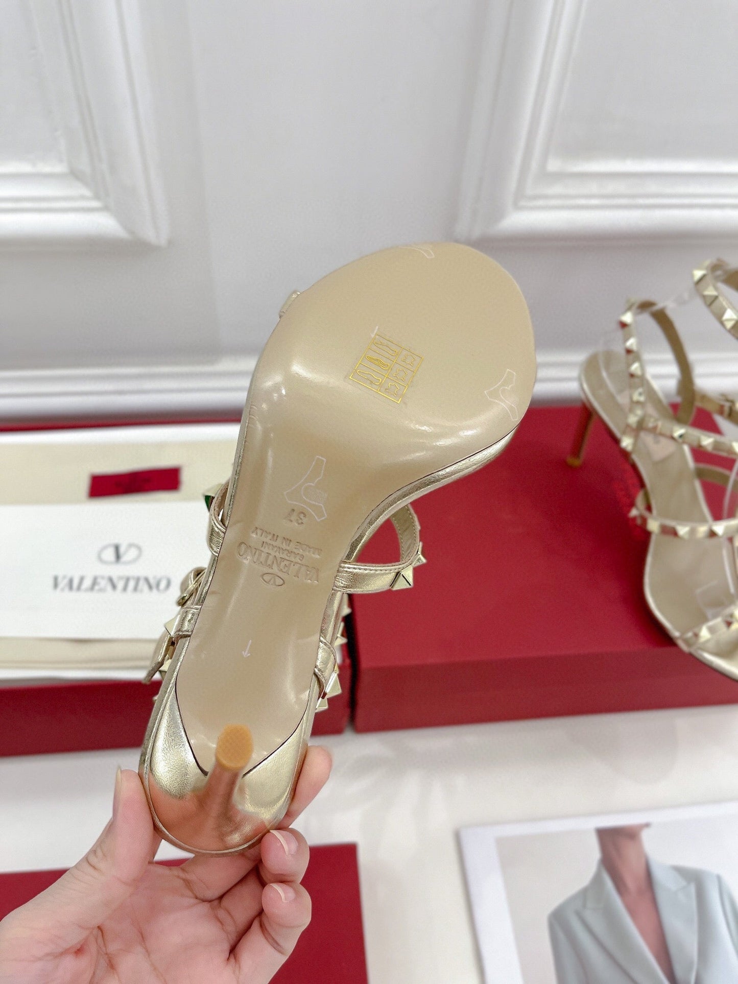 ROCKSTUD 100 GOLD METALLIC CALFSKIN ANKLE STRAP HIGH SANDAL - 35