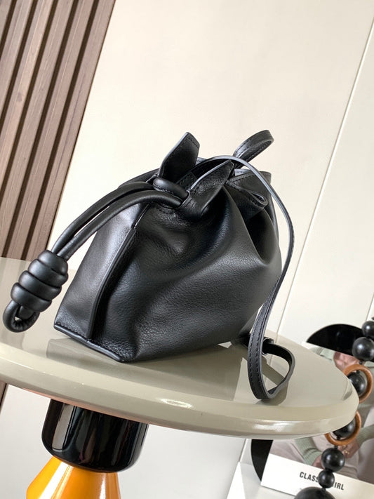 LOEWE MEDIUM 30 FLAMENCO KNOT З ЧОРНОЇ ОВЕЧОЇ ШКІРИ