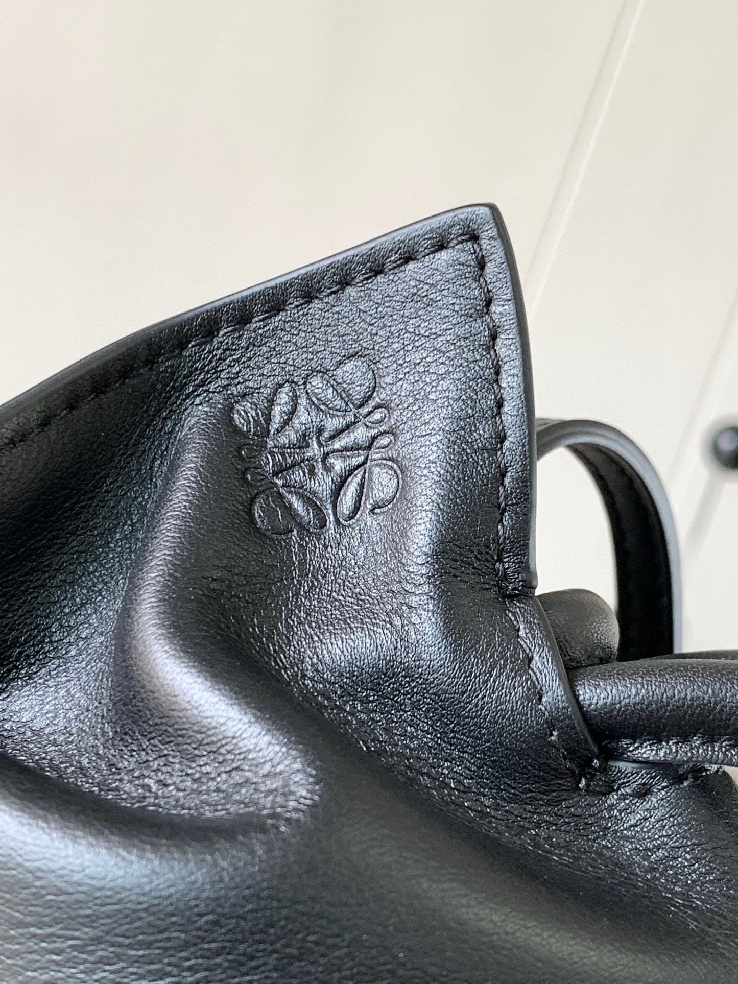 LOE MEDIUM 30 FLAMENCO KNOT IN BLACK LAMBSKIN