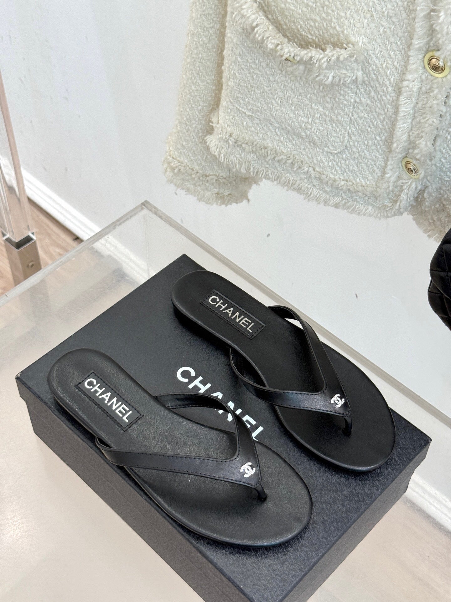 FLAT THONG SANDALS IN BLACK CALFKSIN EMBOSSED CRYSTAL - 35