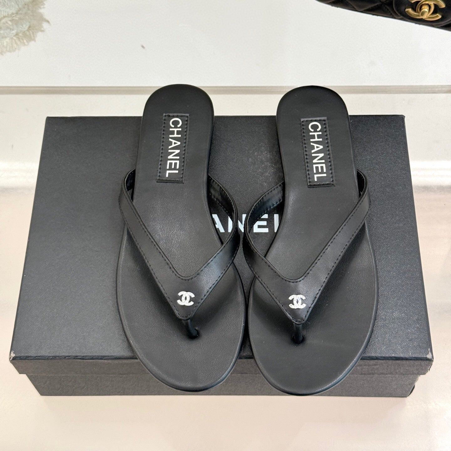 FLAT THONG SANDALS IN BLACK CALFKSIN EMBOSSED CRYSTAL - 35