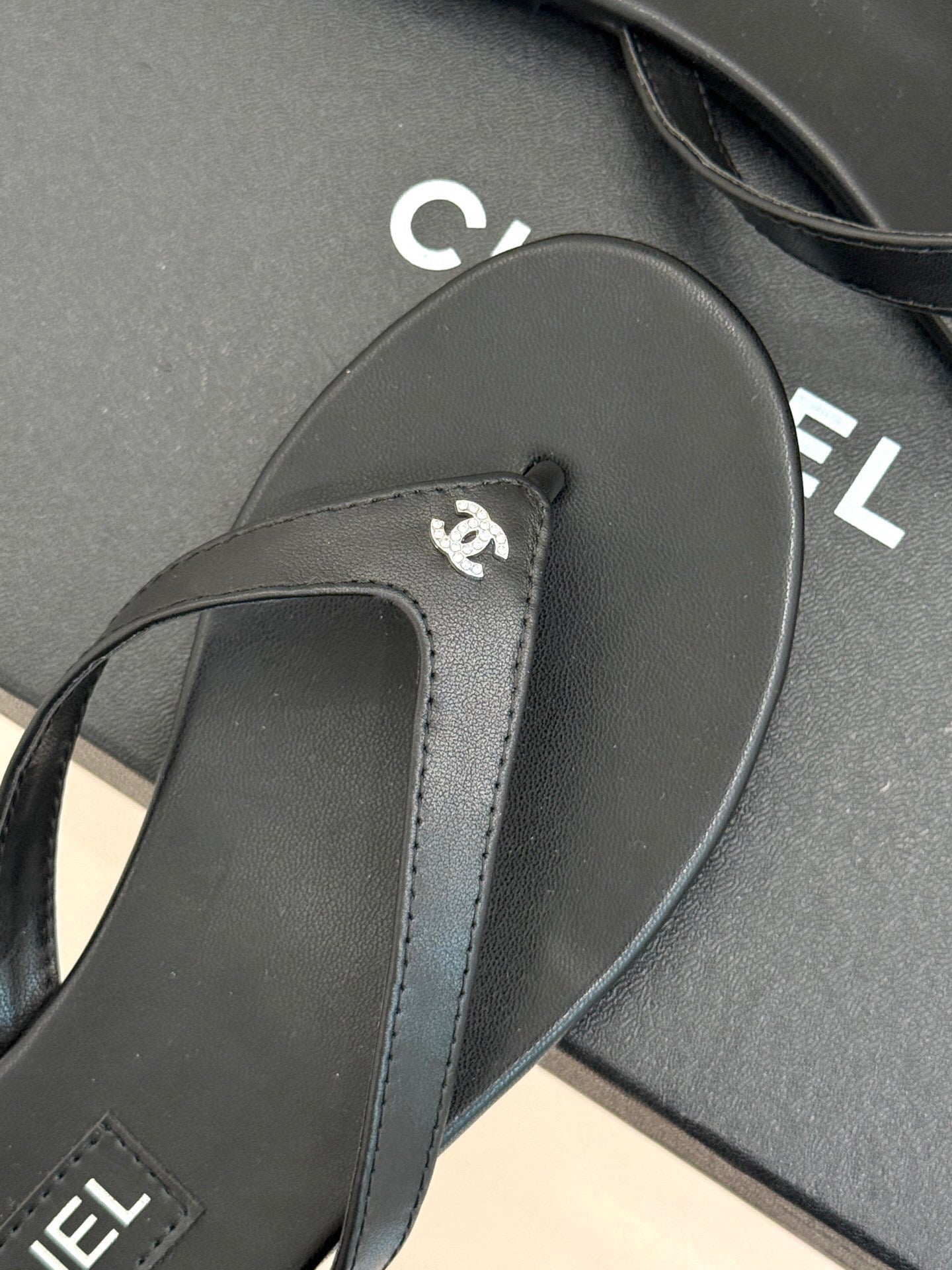 FLAT THONG SANDALS IN BLACK CALFKSIN EMBOSSED CRYSTAL - 35