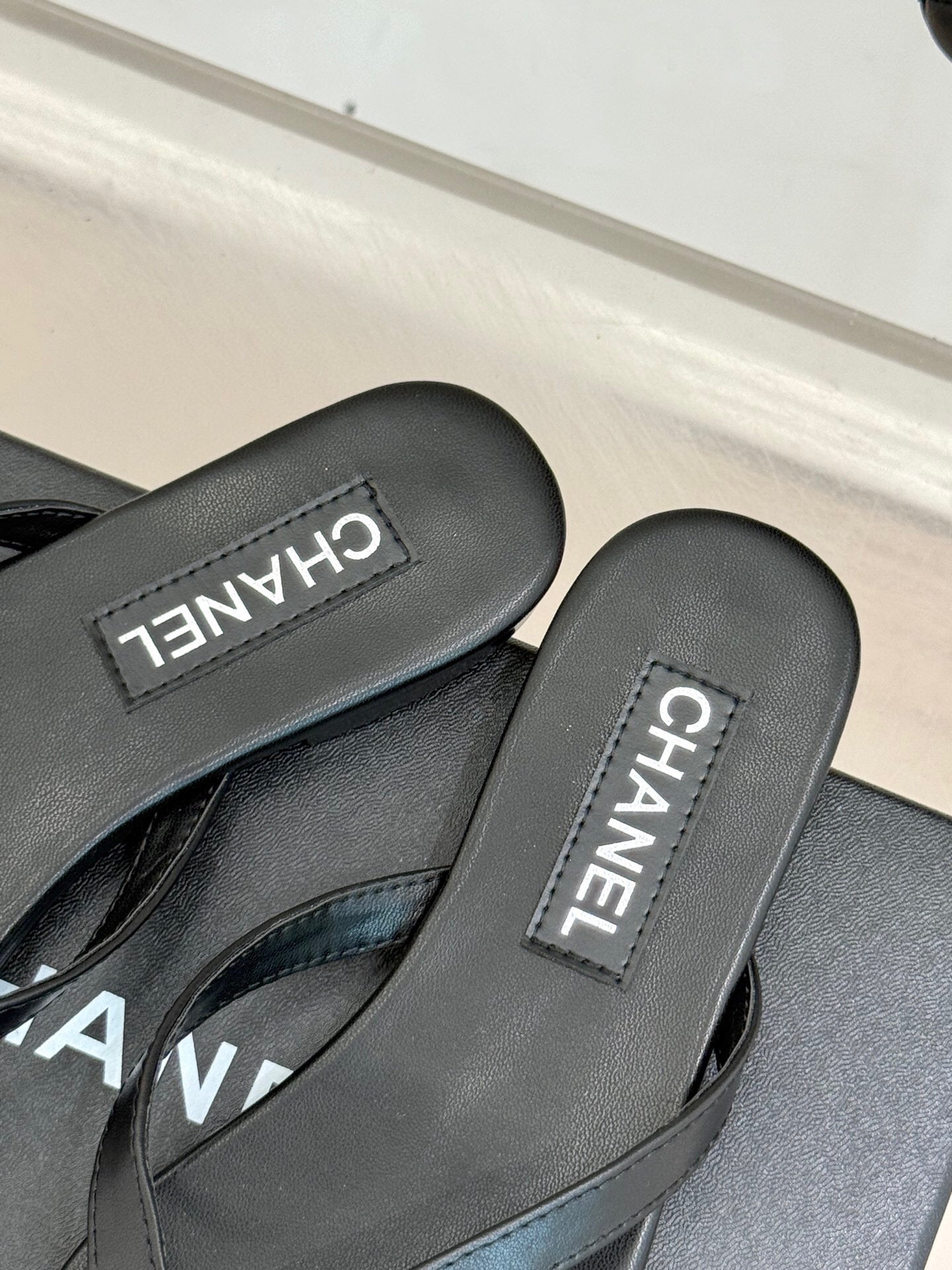 FLAT THONG SANDALS IN BLACK CALFKSIN EMBOSSED CRYSTAL - 35