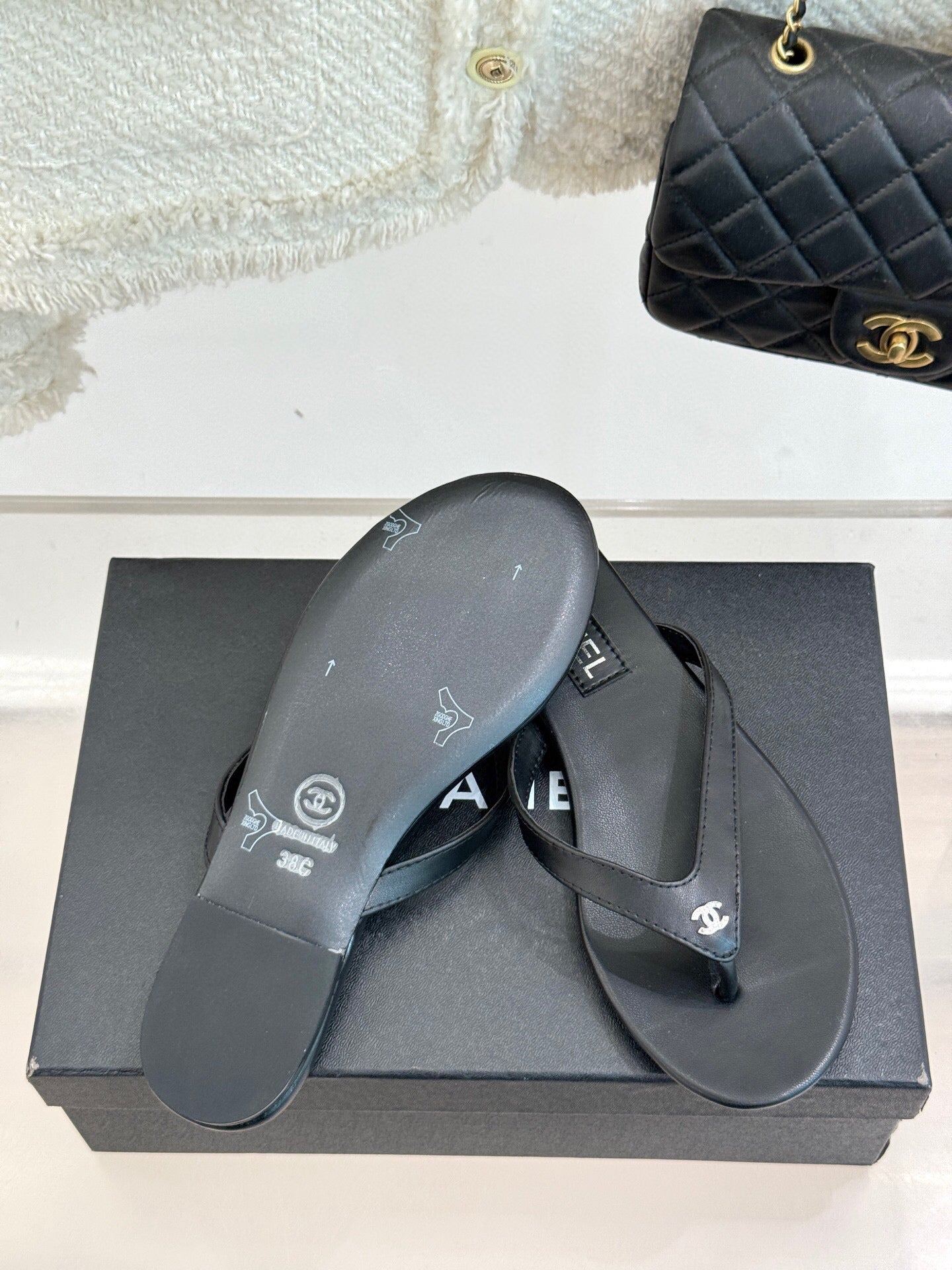 FLAT THONG SANDALS IN BLACK CALFKSIN EMBOSSED CRYSTAL - 35