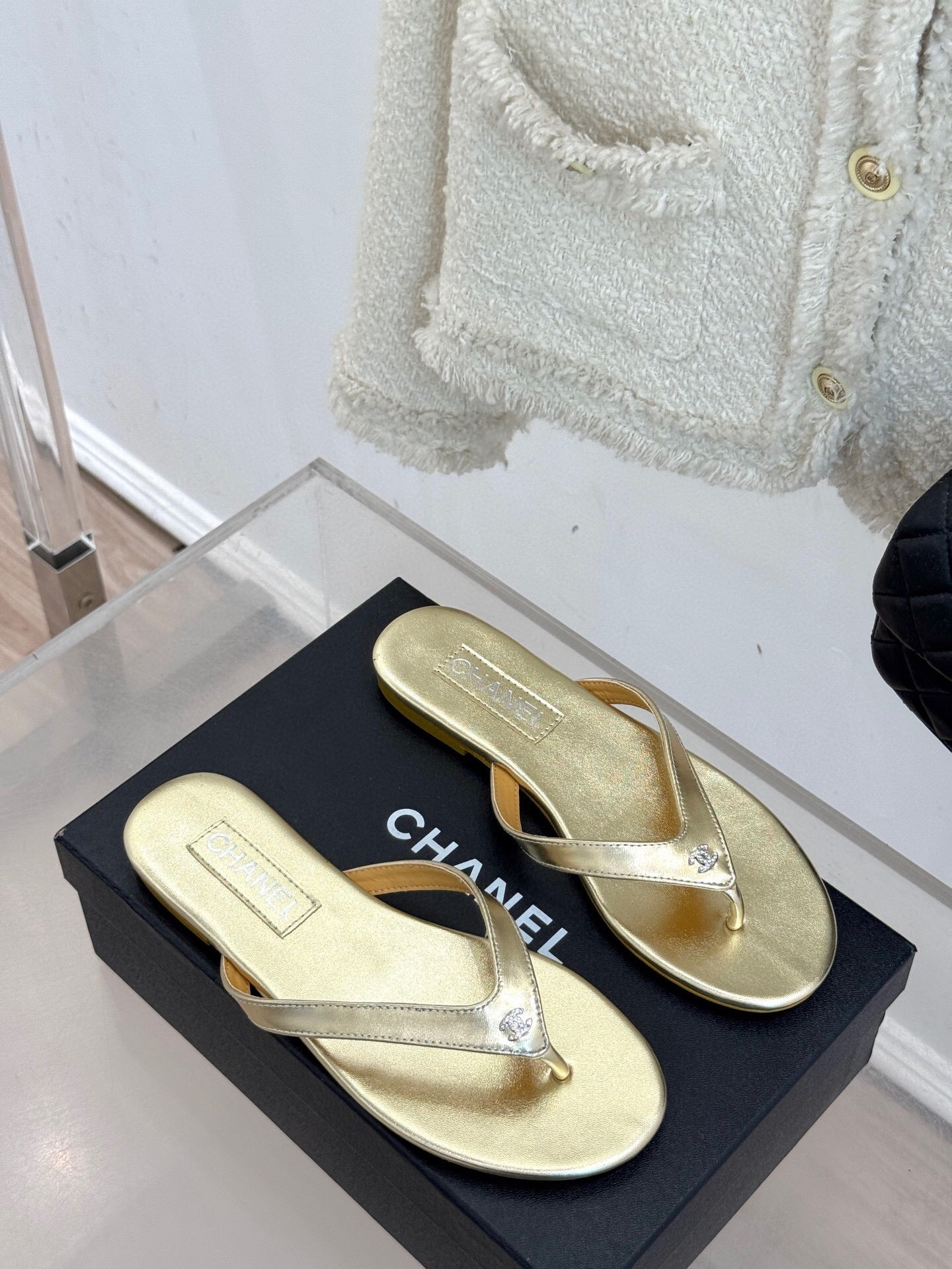 THONG SANDALS IN GOLD GLOSSY CALFKSIN EMBOSSED CRYSTAL - 35