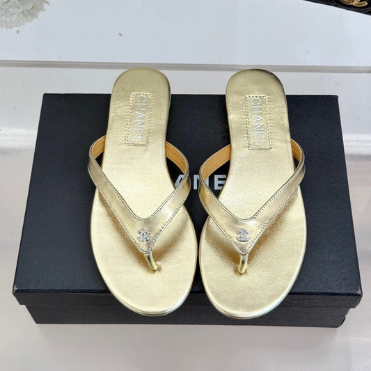 THONG SANDALS IN GOLD GLOSSY CALFKSIN EMBOSSED CRYSTAL - 35