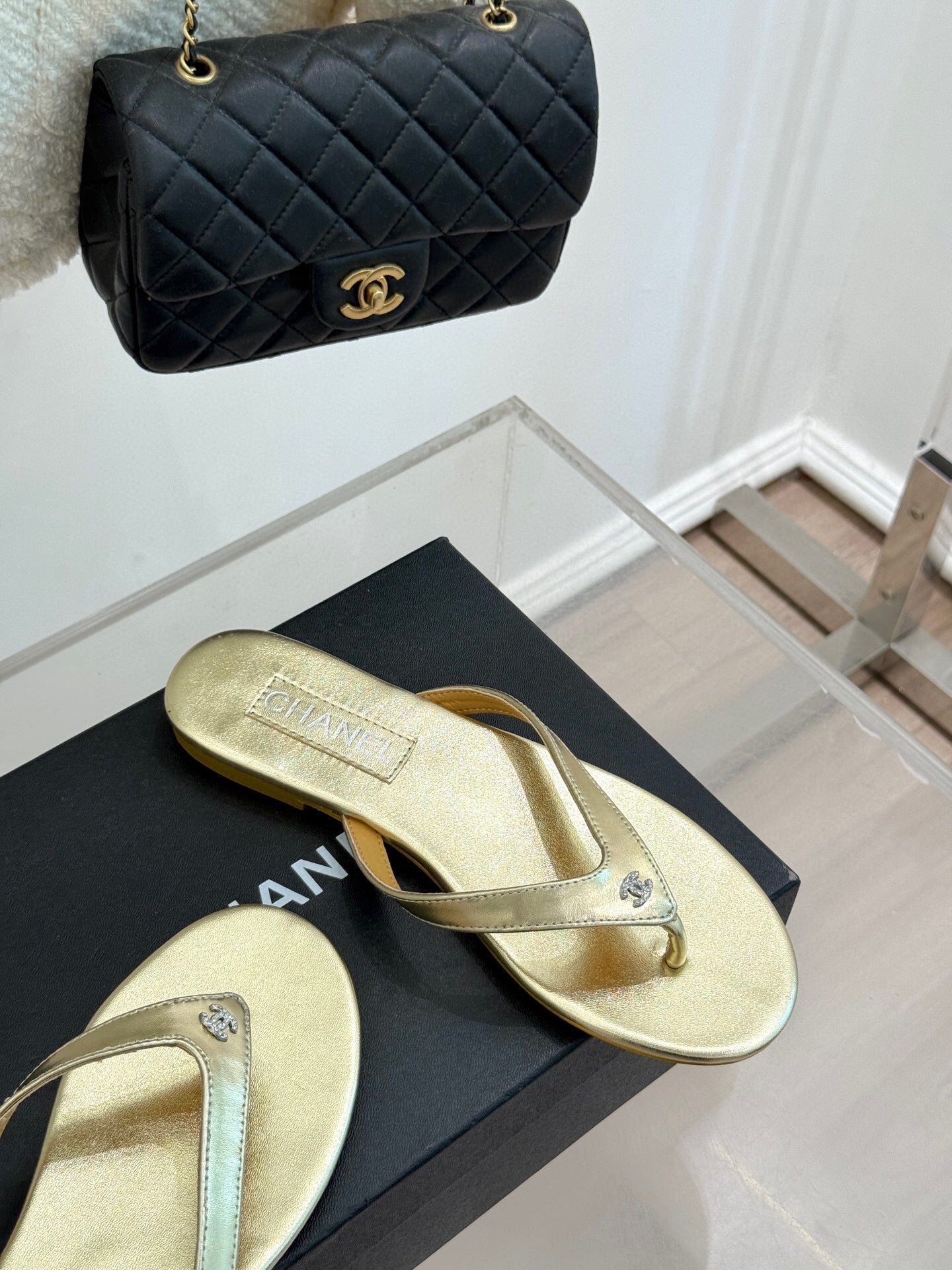 THONG SANDALS IN GOLD GLOSSY CALFKSIN EMBOSSED CRYSTAL - 35