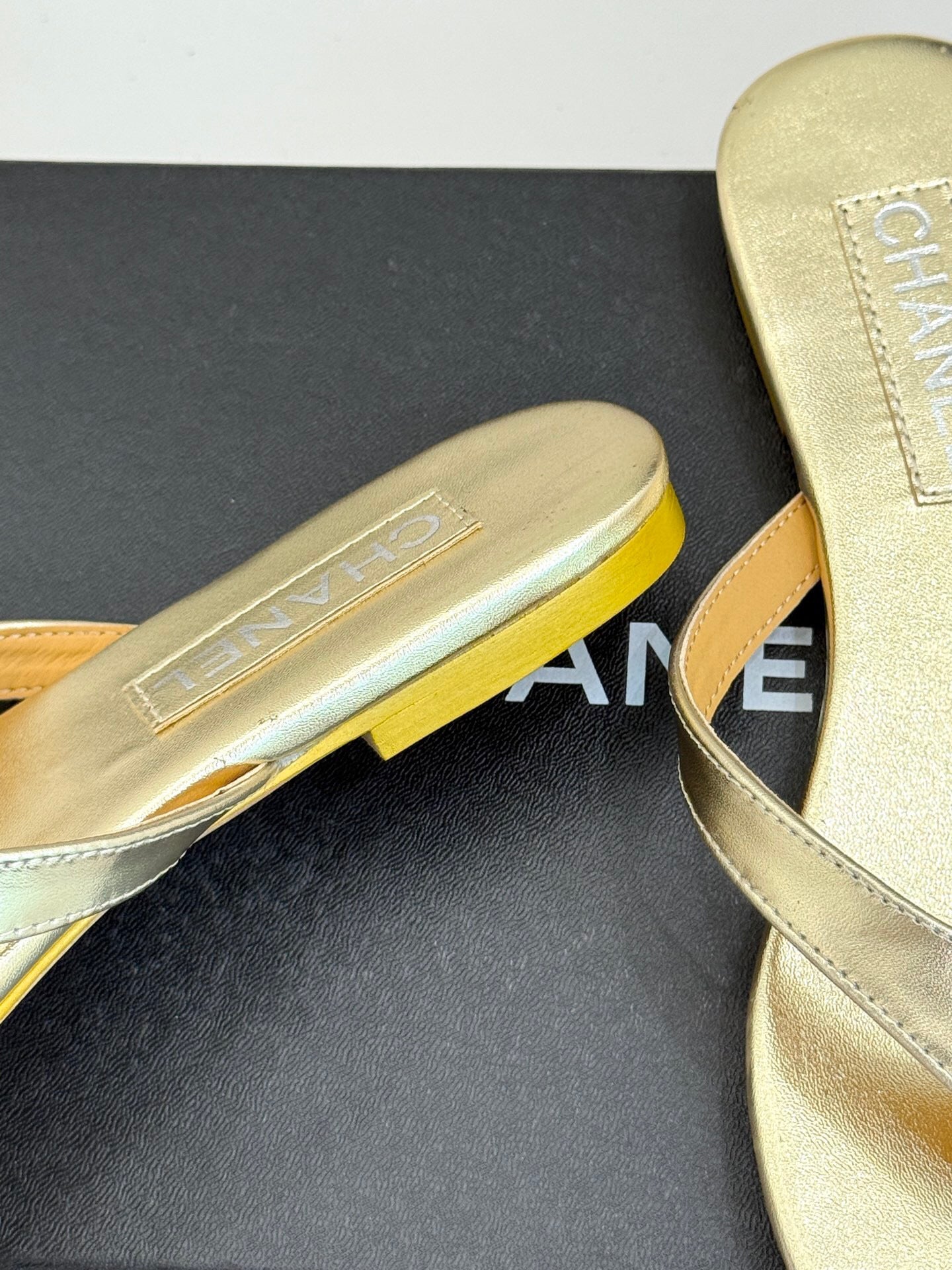 THONG SANDALS IN GOLD GLOSSY CALFKSIN EMBOSSED CRYSTAL - 35