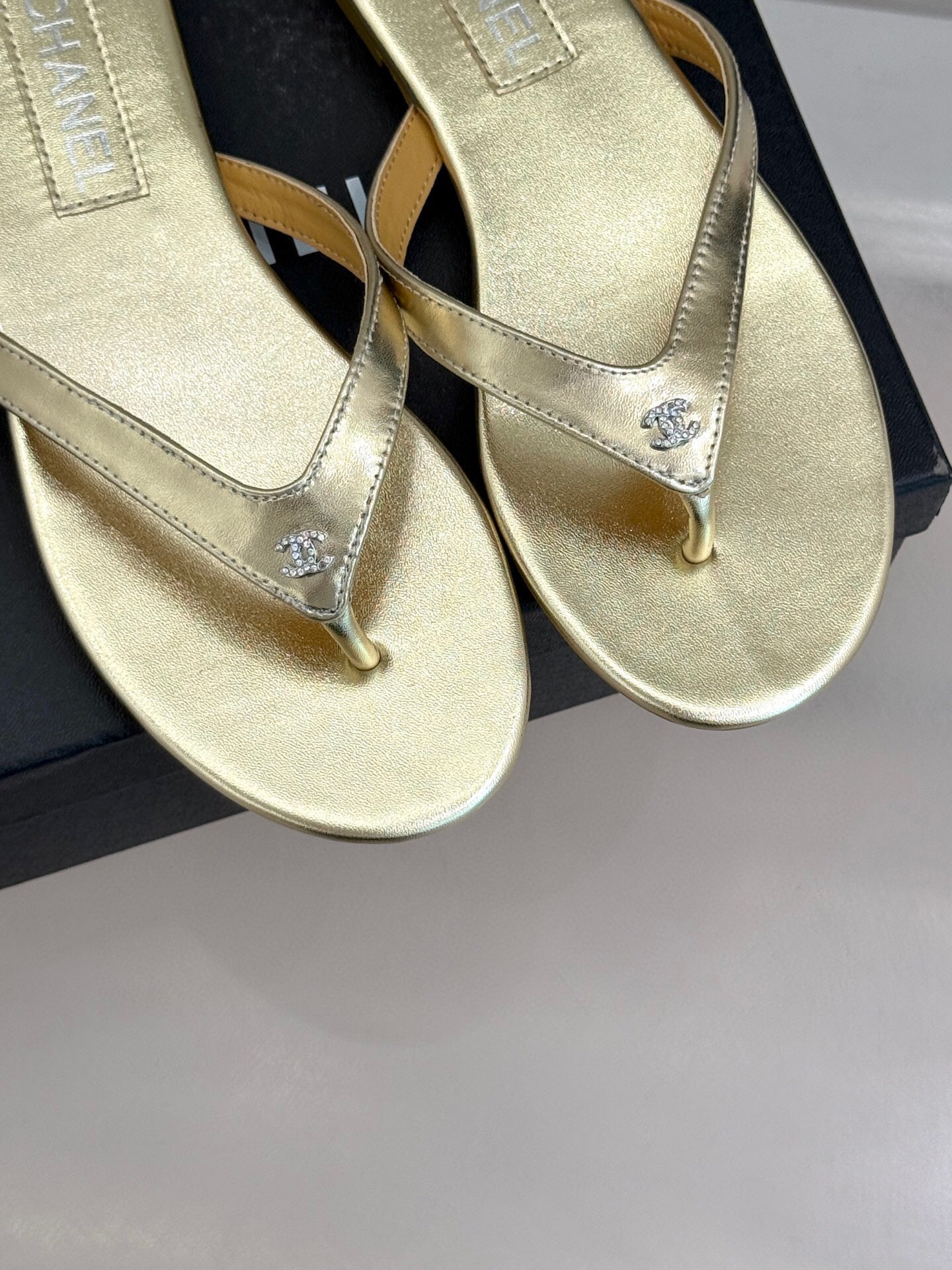 THONG SANDALS IN GOLD GLOSSY CALFKSIN EMBOSSED CRYSTAL - 35