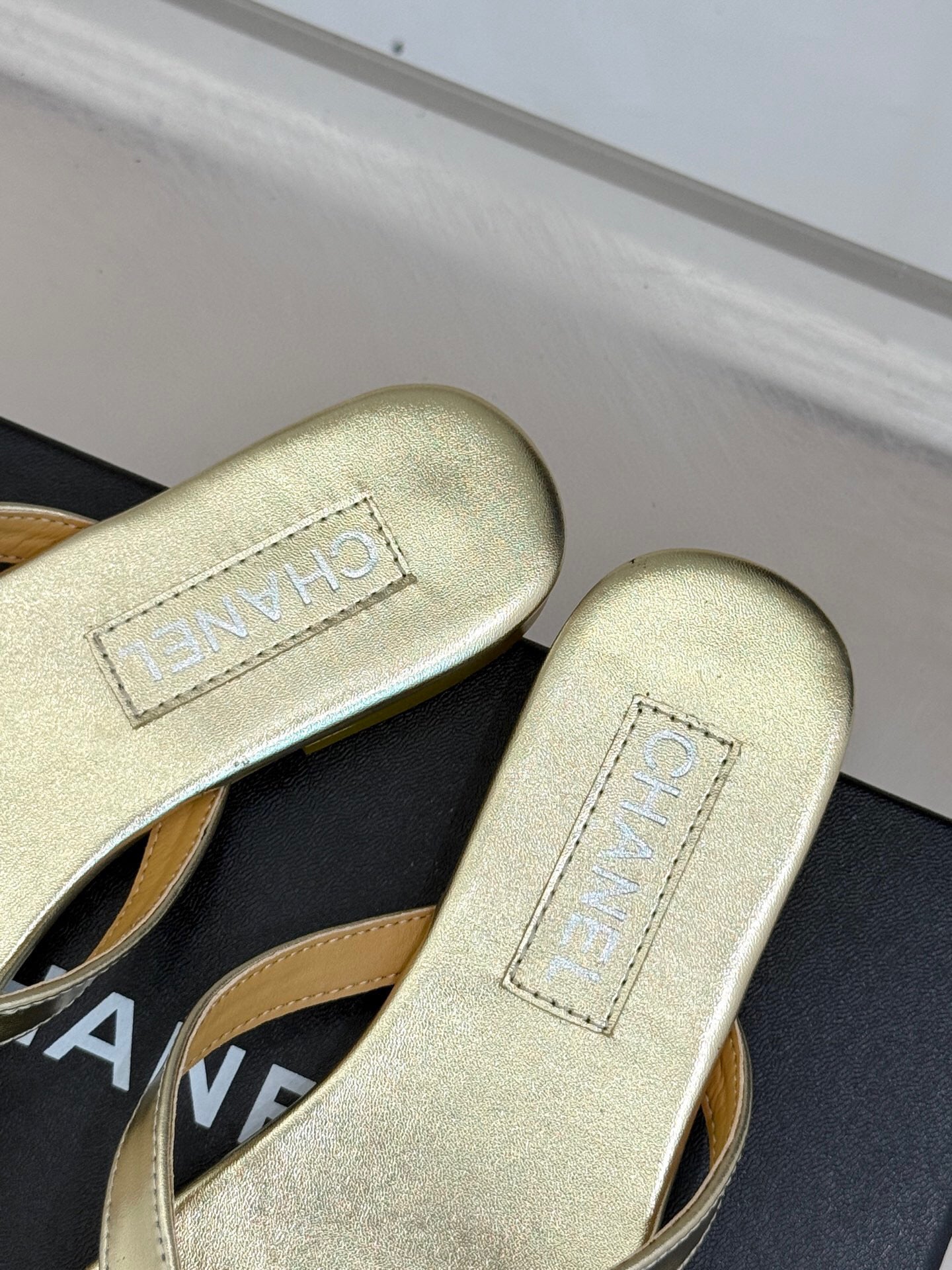 THONG SANDALS IN GOLD GLOSSY CALFKSIN EMBOSSED CRYSTAL - 35