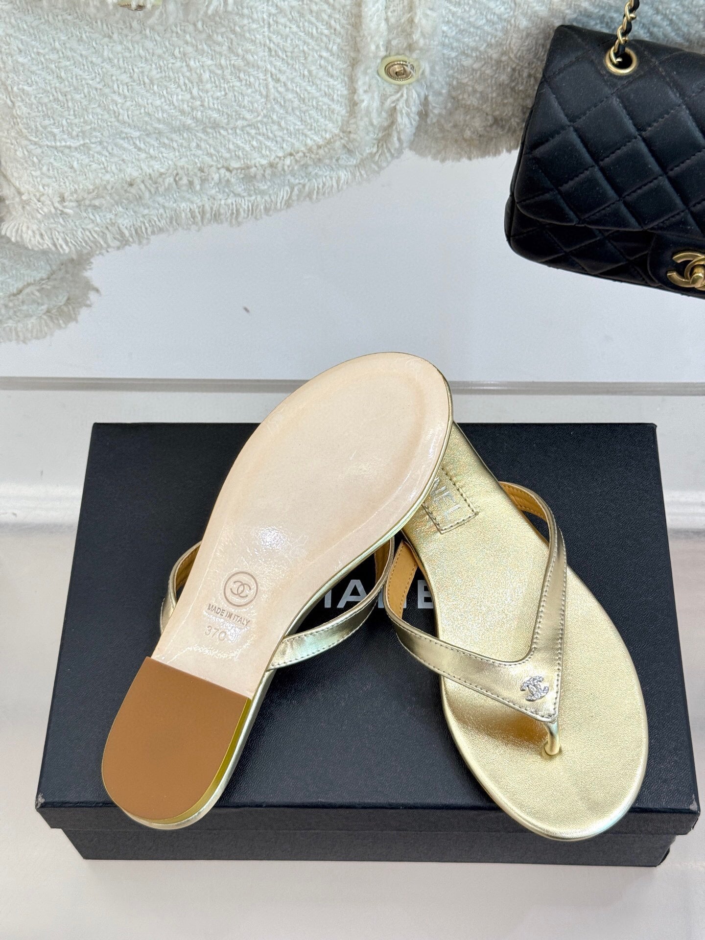 THONG SANDALS IN GOLD GLOSSY CALFKSIN EMBOSSED CRYSTAL - 35