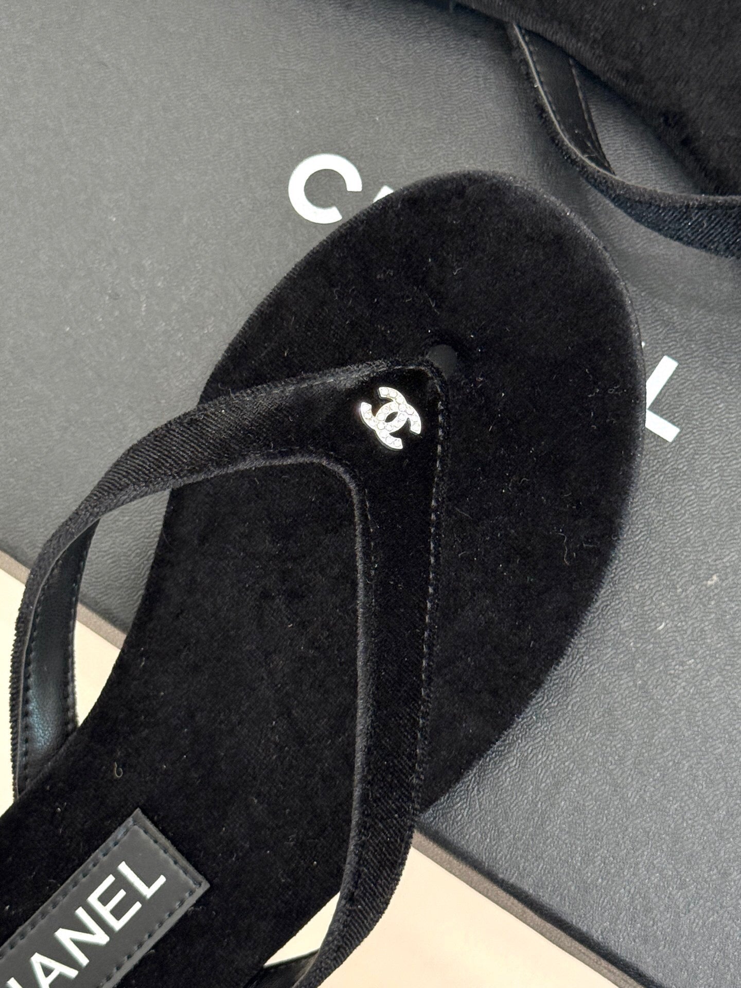 THONG SANDALS IN BLACK VELVET EMBOSSED CRYSTAL - 35
