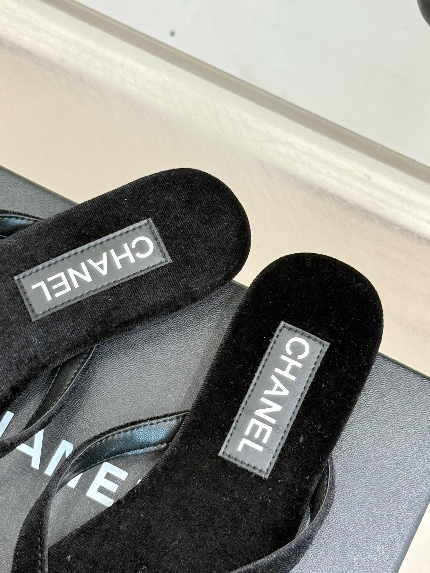 THONG SANDALS IN BLACK VELVET EMBOSSED CRYSTAL - 35