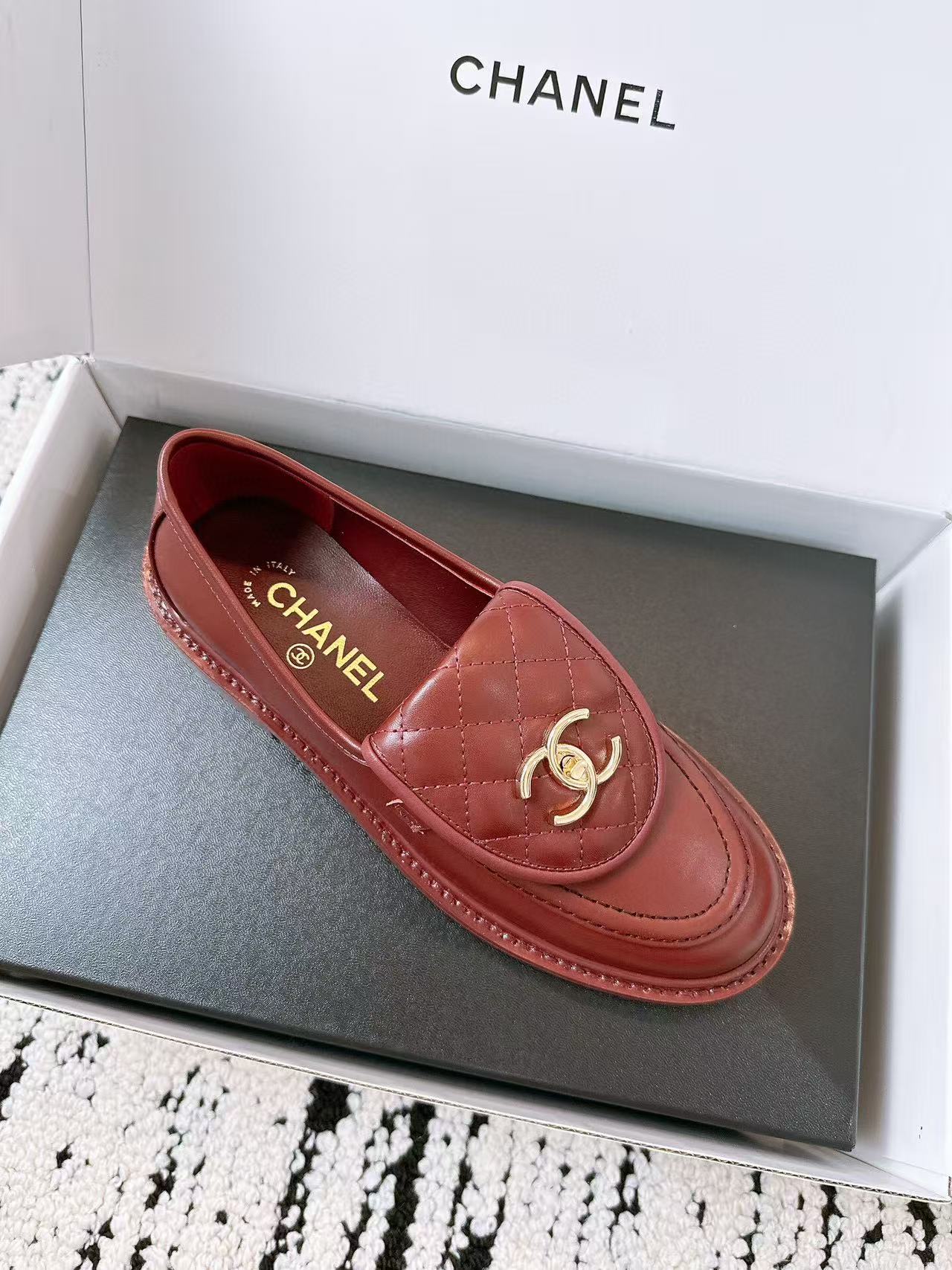 CC QUILTED FLAP LOAFERS IN BURGUNDY RED CALFSKIN GOLD HARDWARE - 35