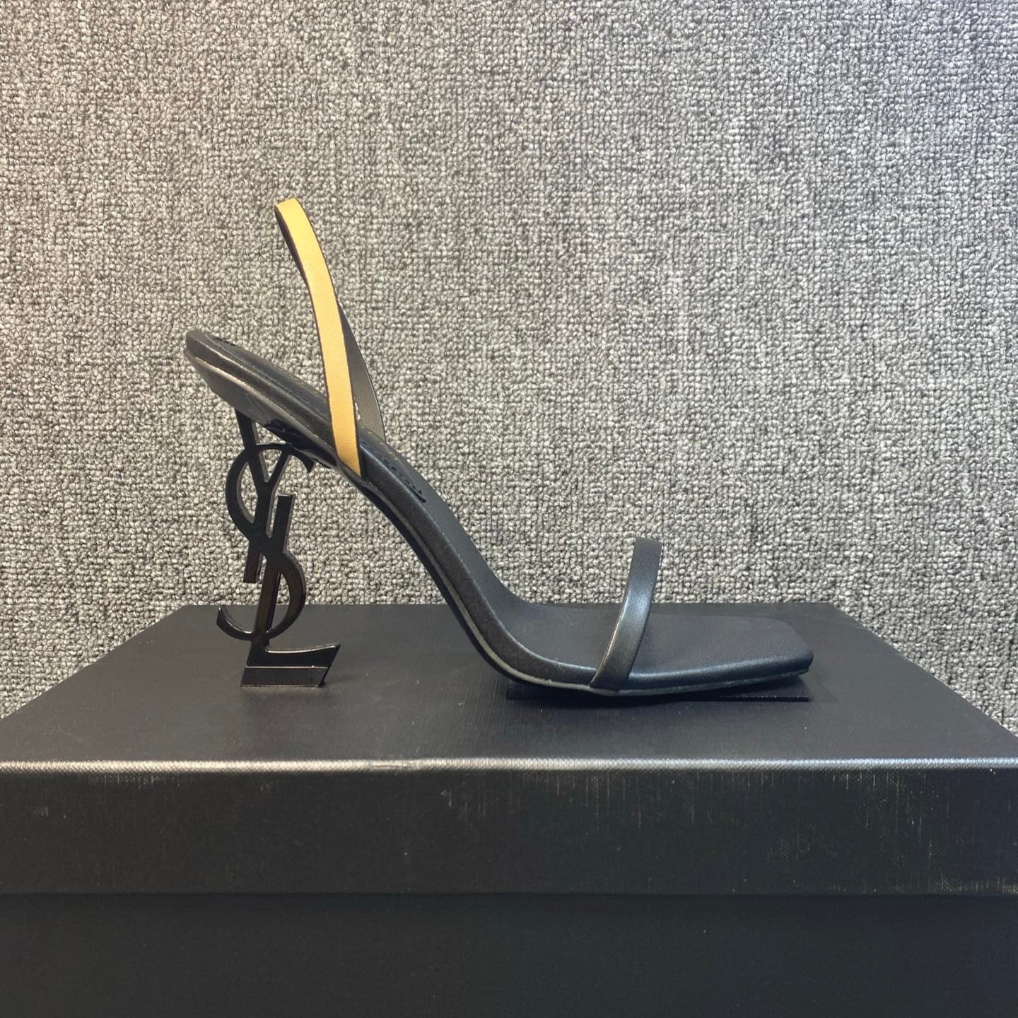 OPAQUE HIGH HEELS IN BLACK CALFSKIN - 35
