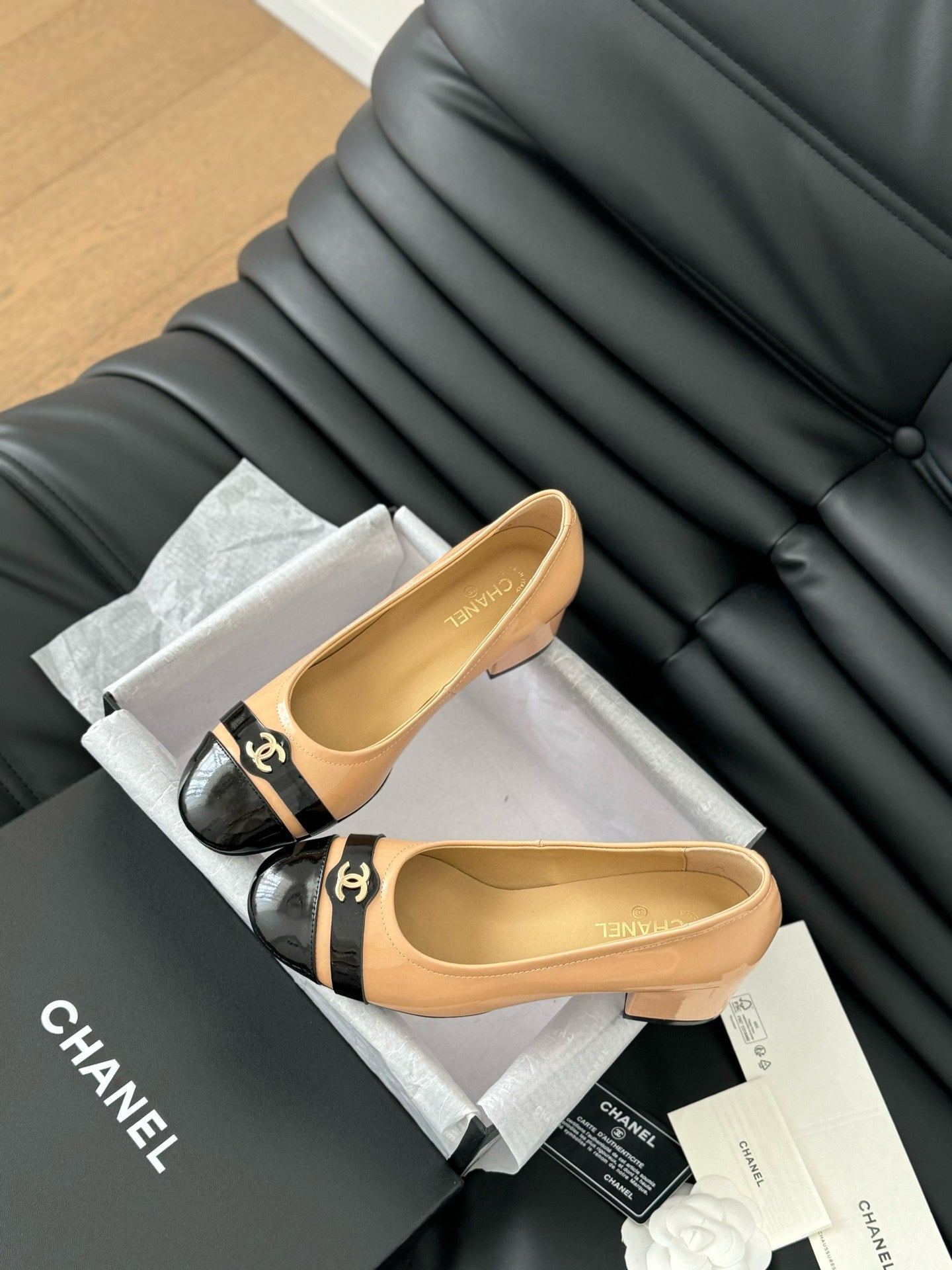 CC CLASSIC PUMPS IN BEIGE AND BLACK CALFSKIN - 35
