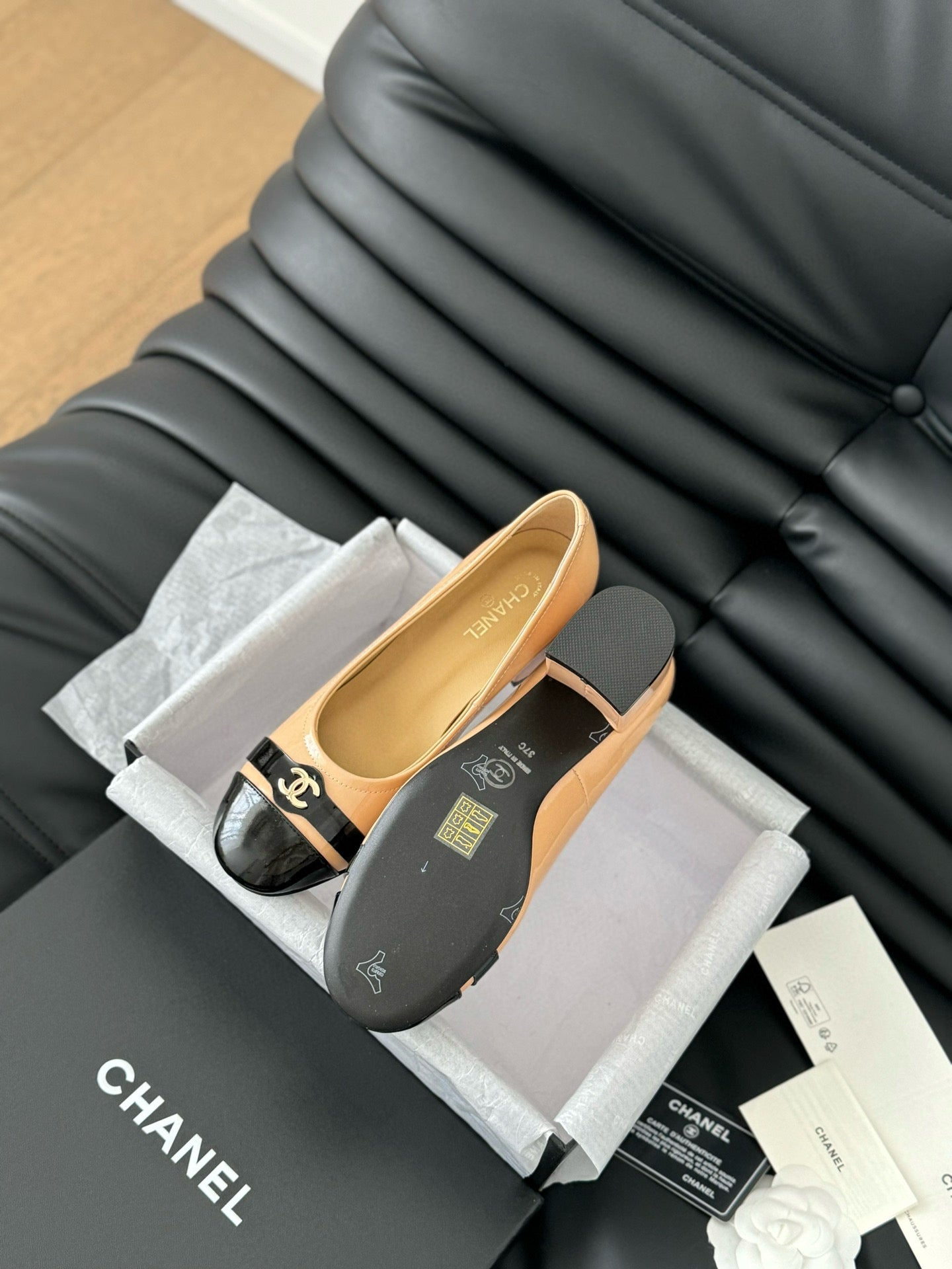 CC CLASSIC PUMPS IN BEIGE AND BLACK CALFSKIN - 35