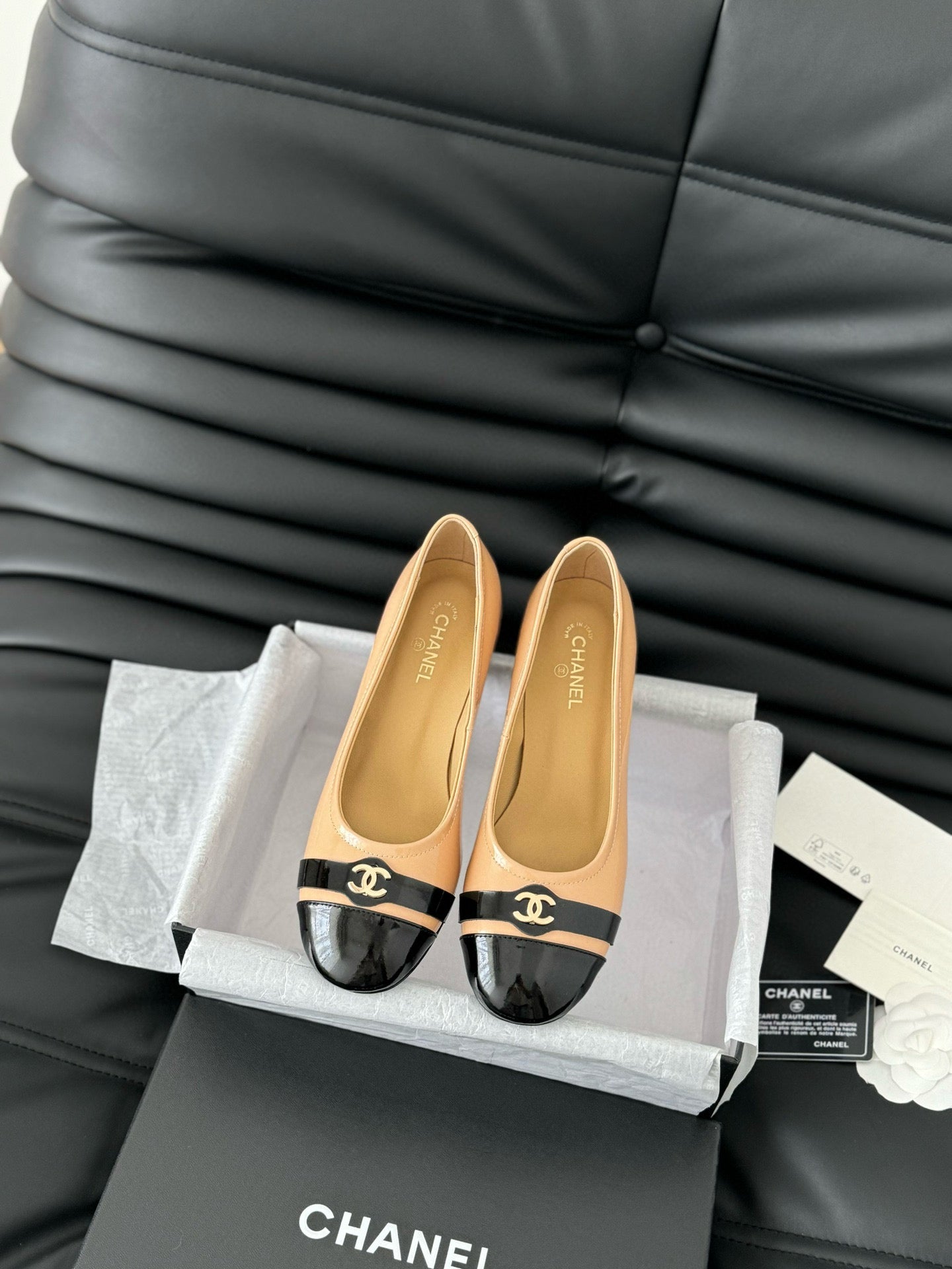 CC CLASSIC PUMPS IN BEIGE AND BLACK CALFSKIN - 35